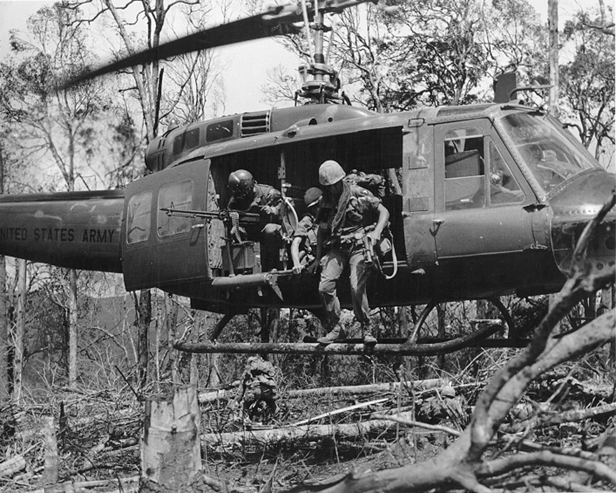 هلیکوپتر مشهور UH-1 Iroquois در جنگ ویتنام