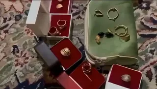 اهدای طلا توسط زنان کشمیر برای کمک به مردم ایران
