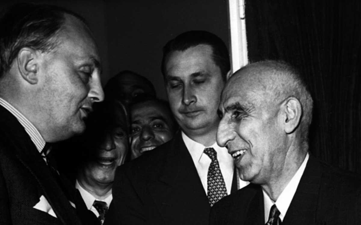 محمد مصدق در دیدار با دیپلمات بریتانیایی سر گلدوین جب در ایالات متحده در ۱۹۵۱. او دو سال بعد سرنگون شد. محمد مصدق در دیدار با دیپلمات بریتانیایی سر گلدوین جب در ایالات متحده در ۱۹۵۱. او دو سال بعد سرنگون شد.