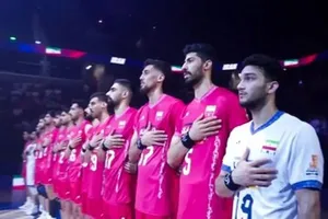 دستبند مشکی بازیکنان تیم ملی والیبال در بازی مقابل آمریکا به مناسبت عاشورای حسینی