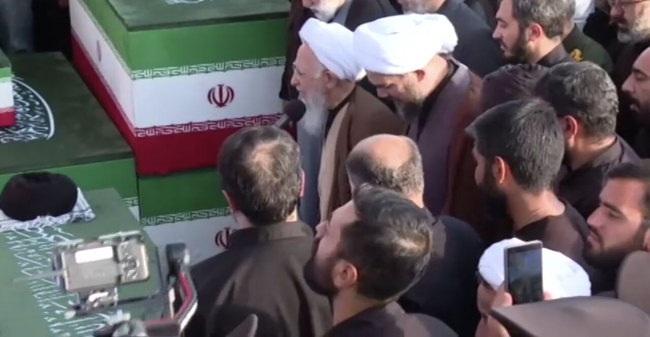 اقامه نماز بر رهبر شهید به امامت جوادی آملی اقامه نماز بر رهبر شهید به امامت جوادی آملی