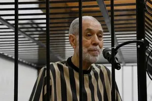 محاکمه روحانی حامی بشار اسد / اتهام: حمایت از سرکوب مخالفان بشار اسد / شیخ حسون در لباس زندان و قفس متهم (+عکس)