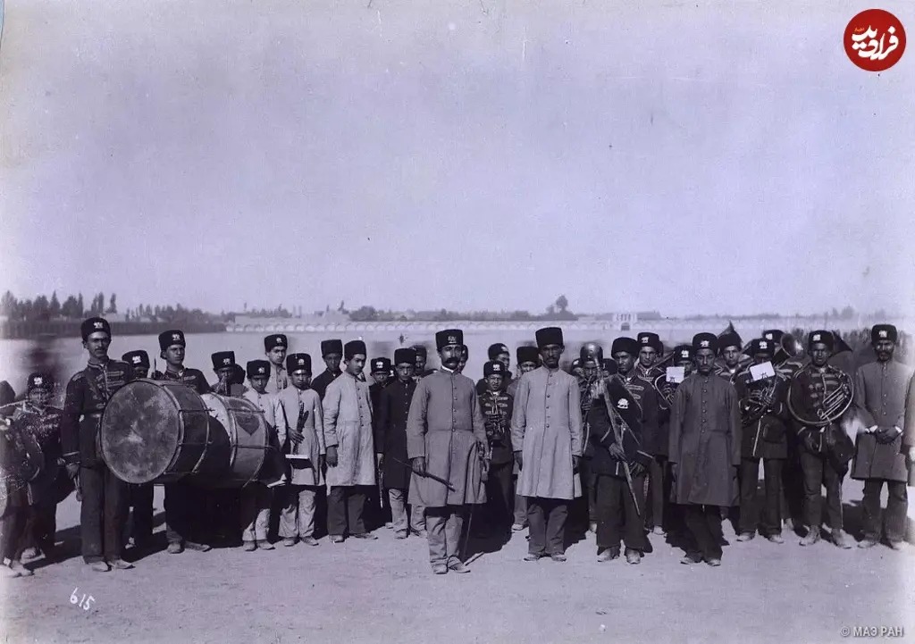 «گروه موسیقی نظامی» در یک میدان در دوران ناصرالدین شاه