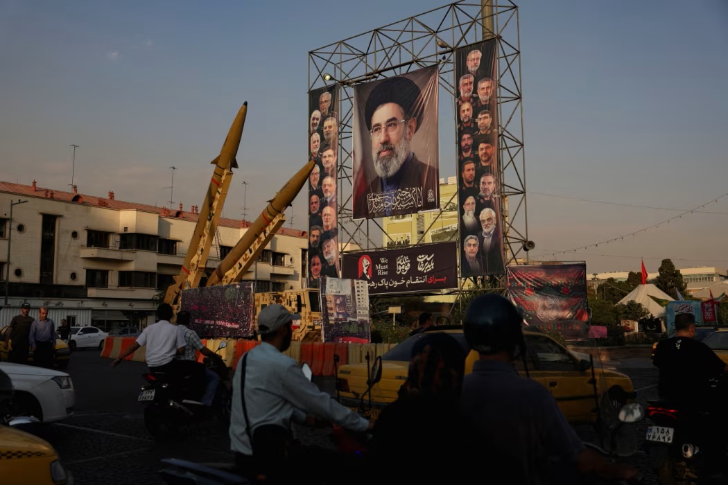 موشکها در کنار بنری از رهبر ایران موشکها در کنار بنری از رهبر ایران