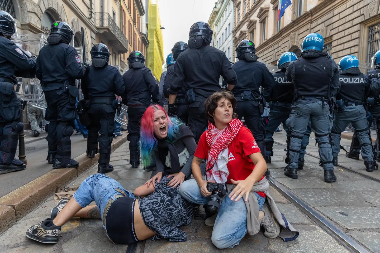 اعتراضات به میلان ایتالیا رسید / از غارت فروشگاه ها تا درگیری با ماموران و 200 بازداشتی (+عکس) اعتراضات به میلان ایتالیا رسید / از غارت فروشگاه ها تا درگیری با ماموران و 200 بازداشتی (+عکس)