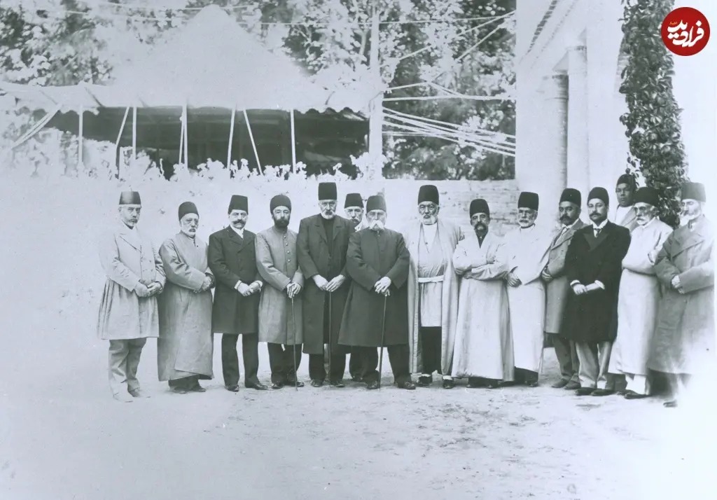 «عین‌الدوله، وزیر مظفرالدین شاه» در کنار جمعی از درباریان؛ 125 سال قبل