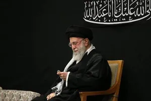 پنجرۀ متفاوتی به حضور و سخنرانی رهبر شهید انقلاب در مراسم عزاداری (فیلم)
