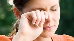چرا مالیدن چشم‌ها خطرناک است؟