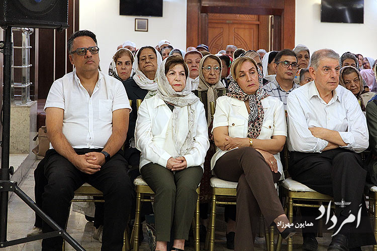 چهره چپ: مهرتاش مهروزیاد زردشتی، فرنشین سازمان جوانان زرتشتی فروهر