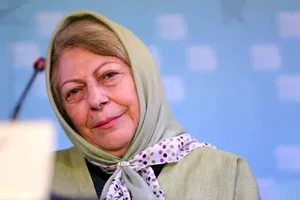 ثریا قاسمی جوان در آغوش مادرش «حمیده خیرآبادی»(عکس)