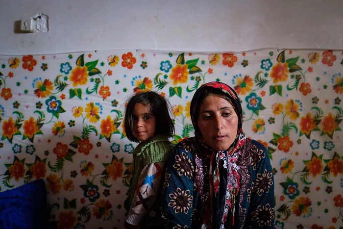 ساره نادی ۳۷ سال دارد و در روستای چاه خو قنبر زنگی می‌کند. ساره امیدوار است تا قبل از اینکه دخترش مقطع ابتدایی را تمام کند، شرایطی فراهم شود که بتواند هزینه سرویس مدرسه دخترش را در سربیشه پرداخت کند . دختران روستای چاه‌خو‌قنبر برای ادامه تحصیل بعد از مقطع ابتدایی باید به سربیشه بروند