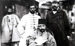 عکس یادگاری «پزشک فرانسوی ناصرالدین شاه» در کنار دو نفر از درباریان