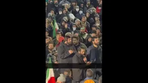 لحظه اعلام نام آیت الله سیدمجتبی خامنه‌ای به عنوان رهبر جدید در میدان انقلاب