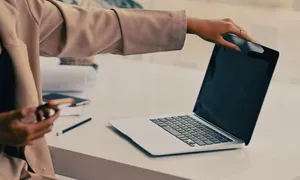 آیا بستن لپ‌تاپ کافی است یا باید خاموشش کنید؟ / اشتباهی که عمر لپ‌تاپ را کم می‌کند