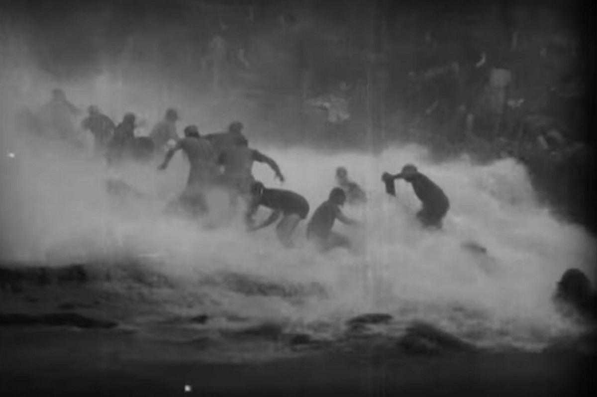 صحنه ای از فیلم سینمایی کشتی نوح 1928