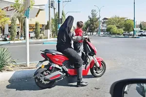 موتورسیکلت‌سواری بدون گواهینامه؛ زنی که با وجود بیمه نتوانست خسارت بگیرد