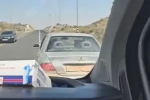 راننده اسرائیلی این گونه مسیر آمبولانس فلسطینی را مسدود می‌کند!