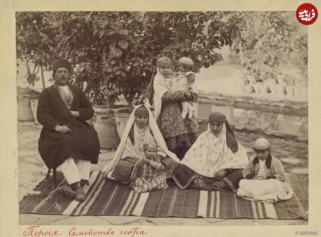 عکس یادگاری یک خانوادۀ زرتشتی در حیاط خانه‌شان؛ 140 سال قبل