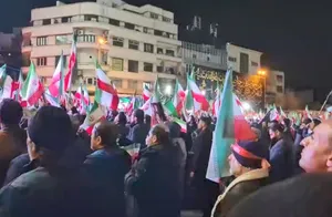 همخوانی مردم با سرود ملی ایران در میدان انقلاب با صدای پدافند
