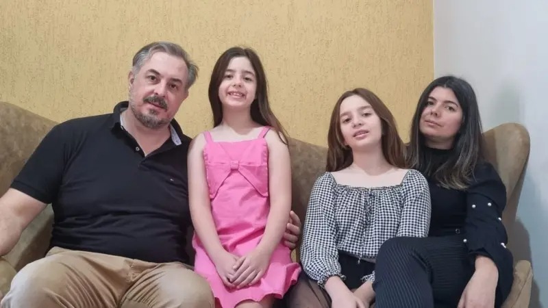 اعضای خانواده برناردی، از چپ به راست: برونو برناردی، پدر خانواده؛ بئاتریز برناردی هشتساله؛ لارا برناردی ۱۰ساله و لیا برناردی، مادر خانواده اعضای خانواده برناردی، از چپ به راست: برونو برناردی، پدر خانواده؛ بئاتریز برناردی هشتساله؛ لارا برناردی ۱۰ساله و لیا برناردی، مادر خانواده