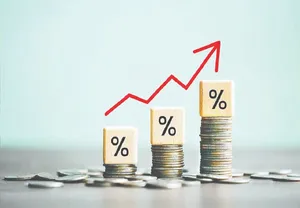 انتقاد روزنامه اطلاعات از سعید لیلاز: حرفایتان هیچ ربطی به علم اقتصاد ندارد