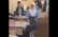 لحظه وداع دختربچه دانش آموز محجبه با کلاس درس در مدرسه‌ای در باکو