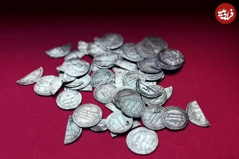 تاریخ ضرب این سکهها یکی از مهمترین دورههای تاریخ اسلام را در بر میگیرد؛ از واپسین سالهای حکومت امویان و انقلاب عباسی گرفته تا دوران هارونالرشید و جنگ داخلی پس از مرگ او. تاریخ ضرب این سکهها یکی از مهمترین دورههای تاریخ اسلام را در بر میگیرد؛ از واپسین سالهای حکومت امویان و انقلاب عباسی گرفته تا دوران هارونالرشید و جنگ داخلی پس از مرگ او.