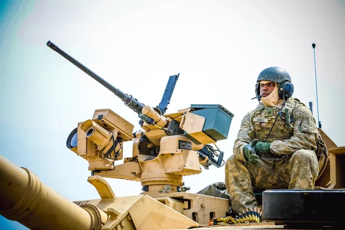 حداکثر قد مجاز برای نشستن پشت فرمان تانک آمریکایی M1 Abrams چقدر است؟