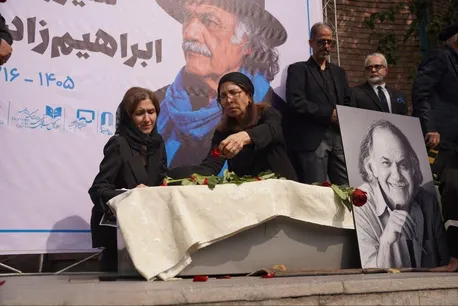 گلایه همسر سیروس ابراهیم‌زاده از مکان خاکسپاری این بازیگر: این قبرهای خالی رو برای چه کسانی پنهان کرده‌اید؟ (+عکس)