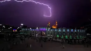 رعد و برق شب گذشته بر فراز حرم حضرت عباس در کربلای معلی