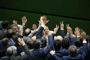 روزنامه خراسان: با تصمیم نظام مقابله می کنید آن هم با دروغ و تهمت و توهین؟