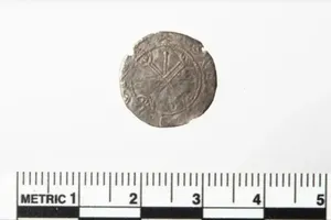 یک اتفاق عجیب ؛ دکمه کثیف سکه نادر 900 ساله از آب درآمد