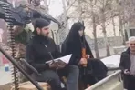 مراسم عقد روی تویوتا، کنار تیربار و با تفنگ در دستان عروس و داماد