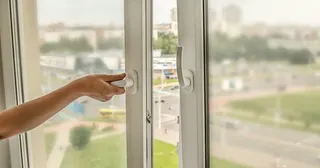 هنگام خروج از خانه پنجره ها را باز بگذاریم یا نه؟