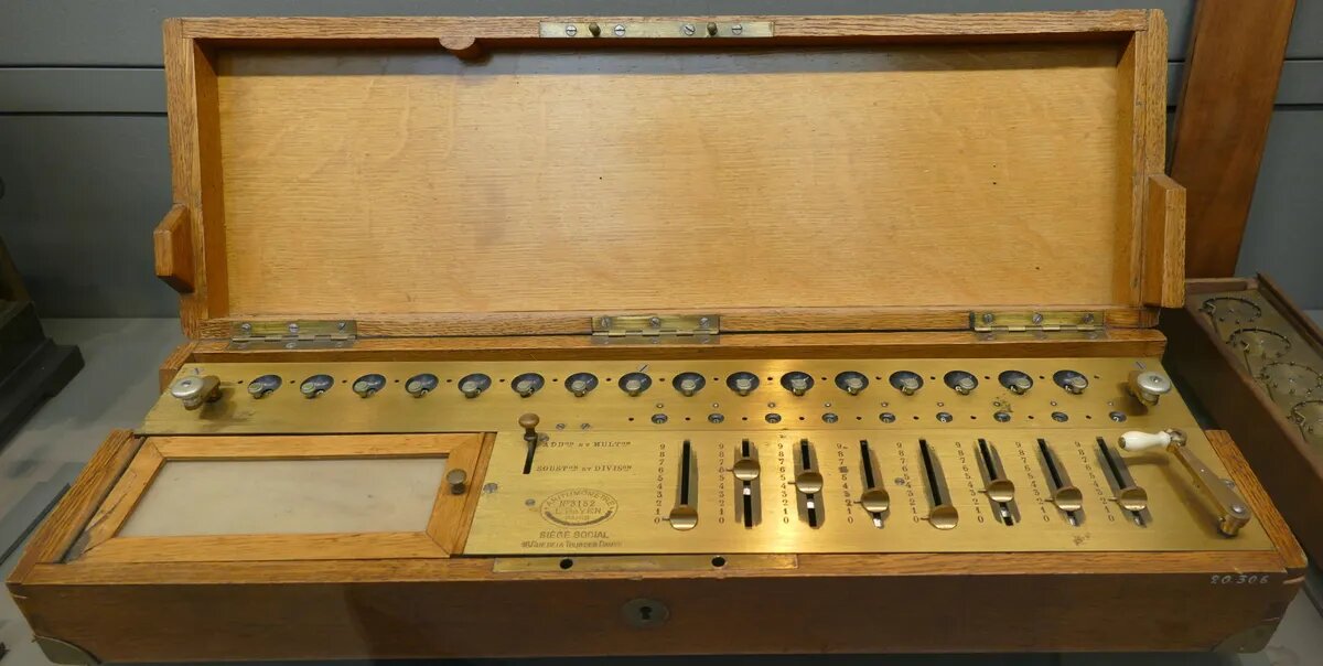 آریتمومتر (Arithmometer) آریتمومتر (Arithmometer)