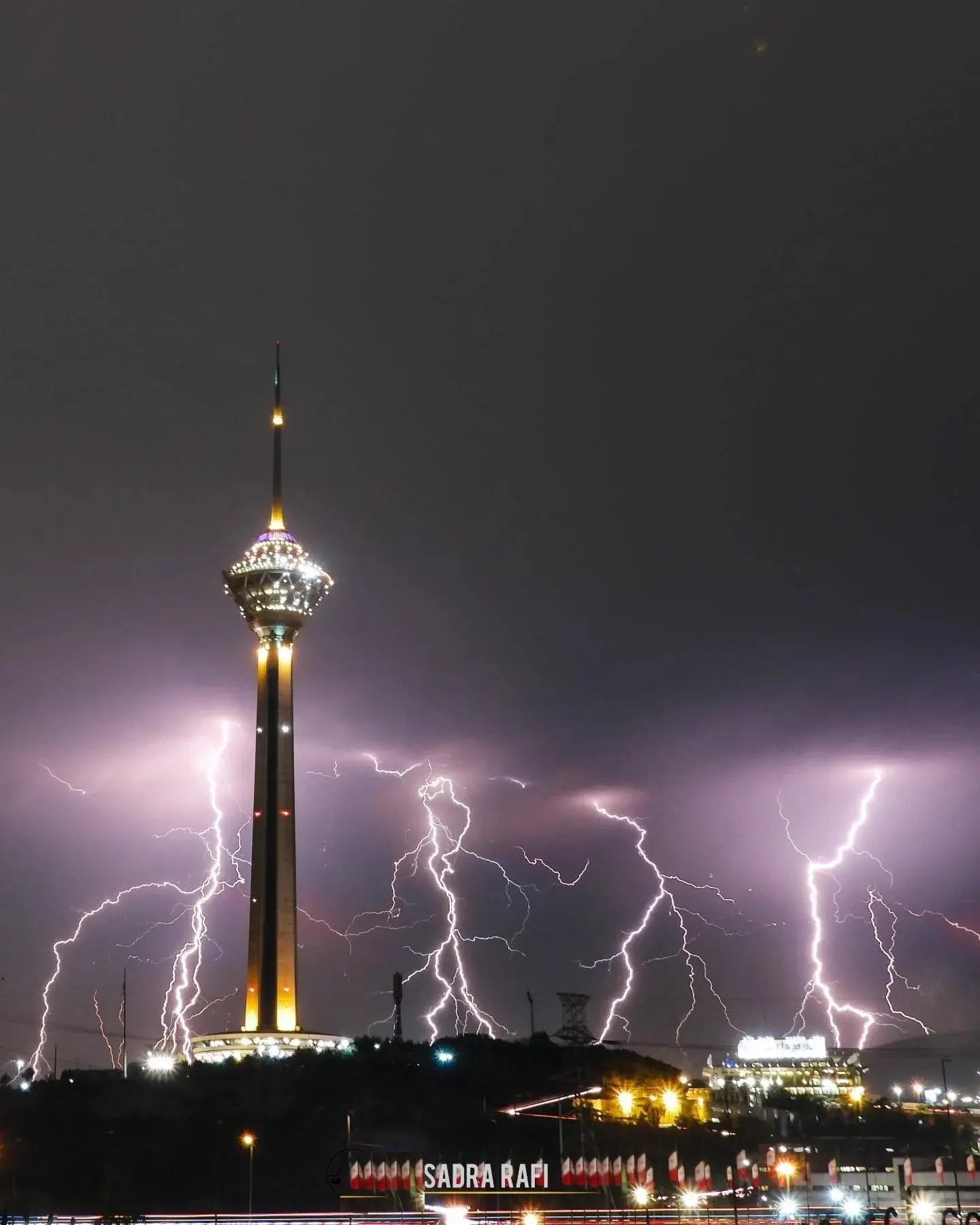 تندر در آسمان تهران تندر در آسمان تهران