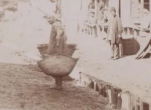 منظرۀ یک خیابان در شهر «رشت» در دوران قاجار