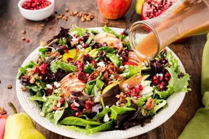 طرز تهیه سالاد پاییزی با سس گردو و آب انار