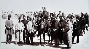 تصویری از «رژۀ نظامیان قاجاری» در مقابل مظفرالدین شاه؛ 130 سال قبل