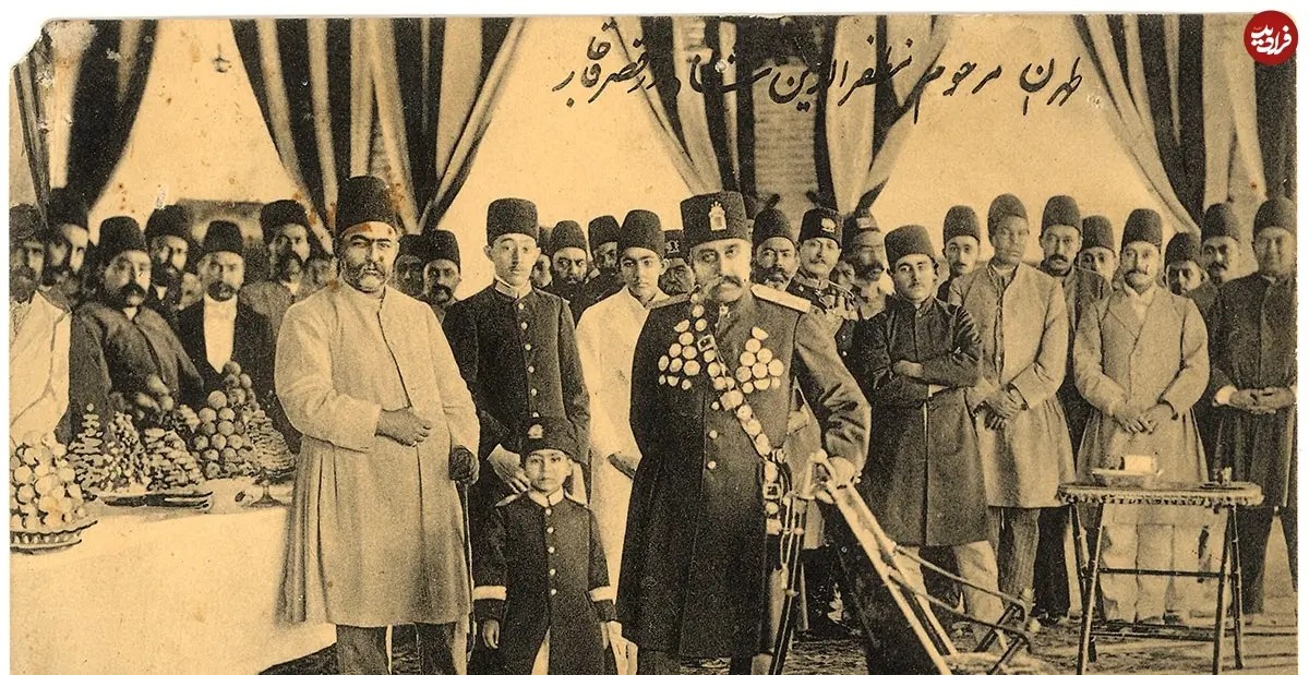 کارت‌پستالی خاص از تصویر مظفرالدین‌شاه قاجار و اطرافیانش