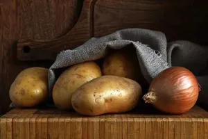 نگهداری سیب زمینی و پیاز کنار هم خطرناک است!
