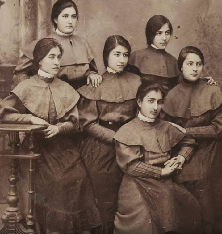 دختران ارمنی با تیپ مجلسی در آتلیه عکاسی آنتوان سوروگین اواخر دوره قاجاریه