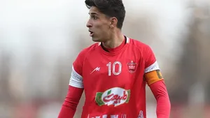 گل اول پرسپولیس به چادملو توسط محمودی در دقیقه ۸۲