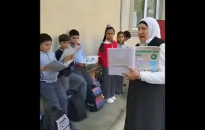 درس دادن معلم اخراجی باکویی به دانش‌آموزان در خیابان