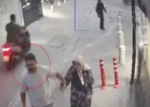 تصاویر دردناک از لحظه سرقت از یک پیرزن کهنسال