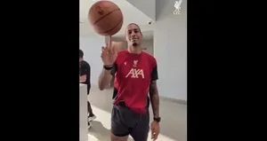 هنرنمایی لیورپولی‌ها با توپ بسکتبال