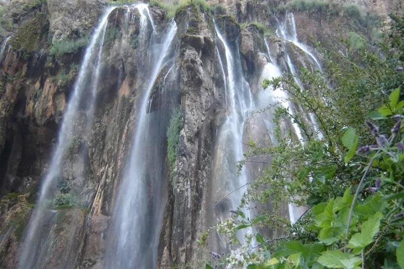 آبشار دوزخدره؛ طبیعتی متفاوت در نزدیکی همدان آبشار دوزخدره؛ طبیعتی متفاوت در نزدیکی همدان