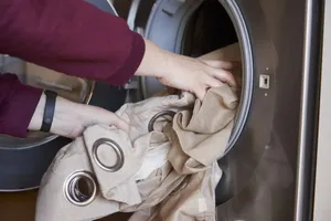 آموزش گام‌به‌گام شستشوی پرده بدون آسیب به بافت و رنگ