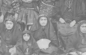 ژست خاص «عالیه خانم» همسر صیغه ای ناصرالدین شاه روی پله مرمر