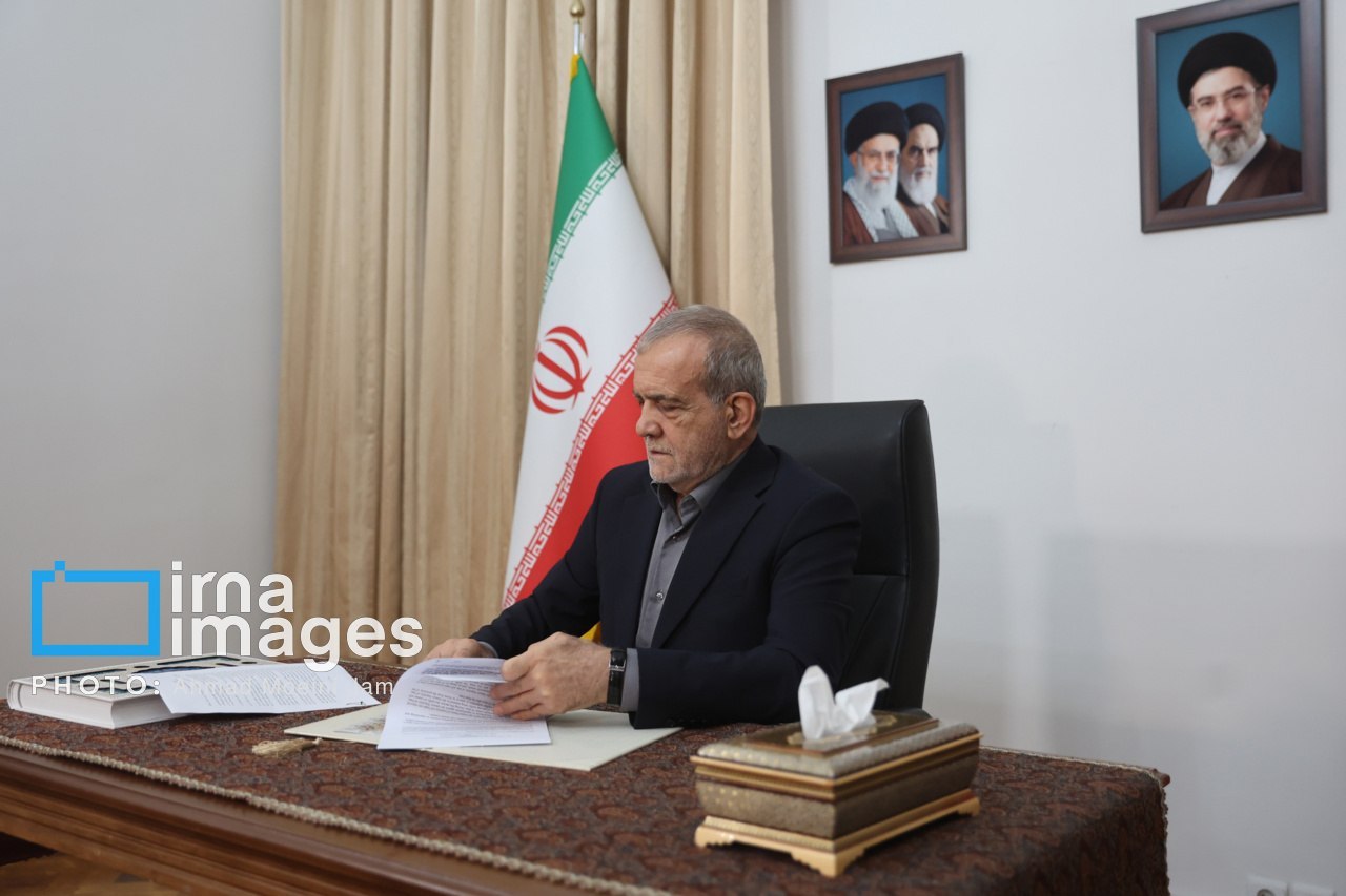 پزشکیان در حال امضای توافق با امریکا پزشکیان در حال امضای توافق با امریکا (عکس)